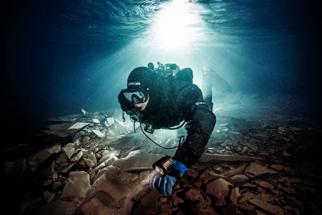 Taucher erkunden beim SSI Cavern Diving den lichtnahen Bereich einer Unterwasserh&ouml;hle