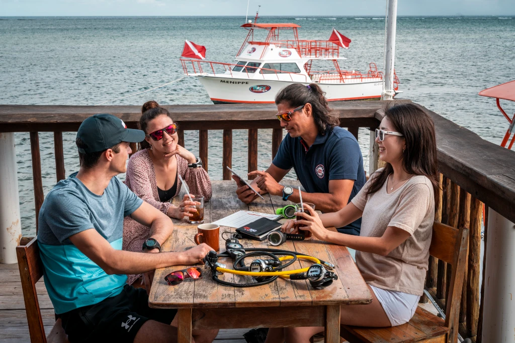Dive Guide begleitet eine Gruppe zertifizierter Taucher unter Wasser
