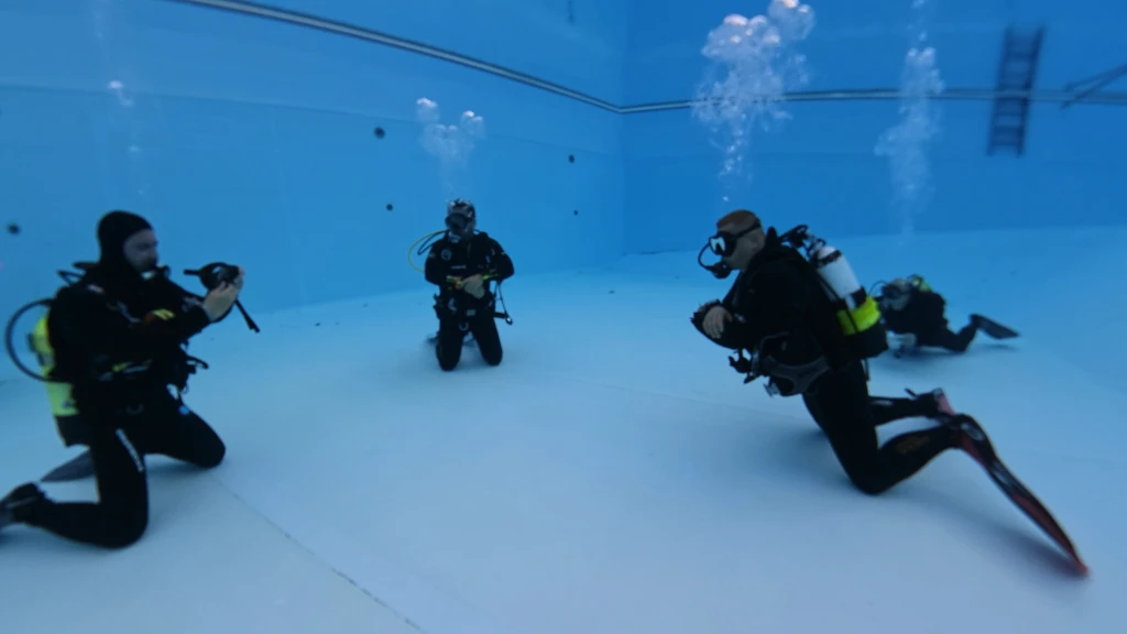 Dive Guide begleitet eine Gruppe zertifizierter Taucher unter Wasser
