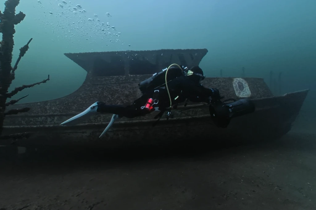 Taucher erkundet beim SSI DPV Diving Specialty mit einem Unterwasserscooter die Unterwasserwelt