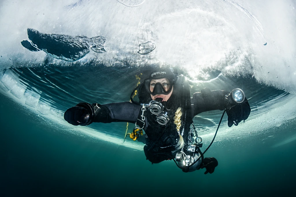 Taucher beim SSI Ice Diving unter einer geschlossenen Eisdecke
