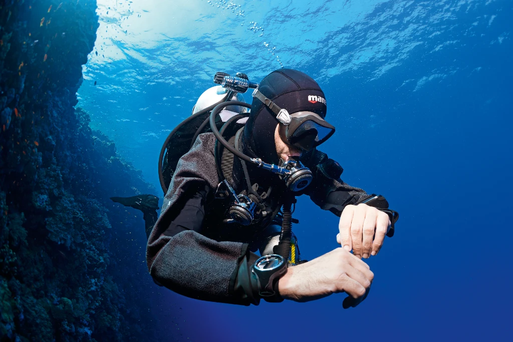 Taucher orientiert sich beim SSI Navigation Specialty mit einem Kompass