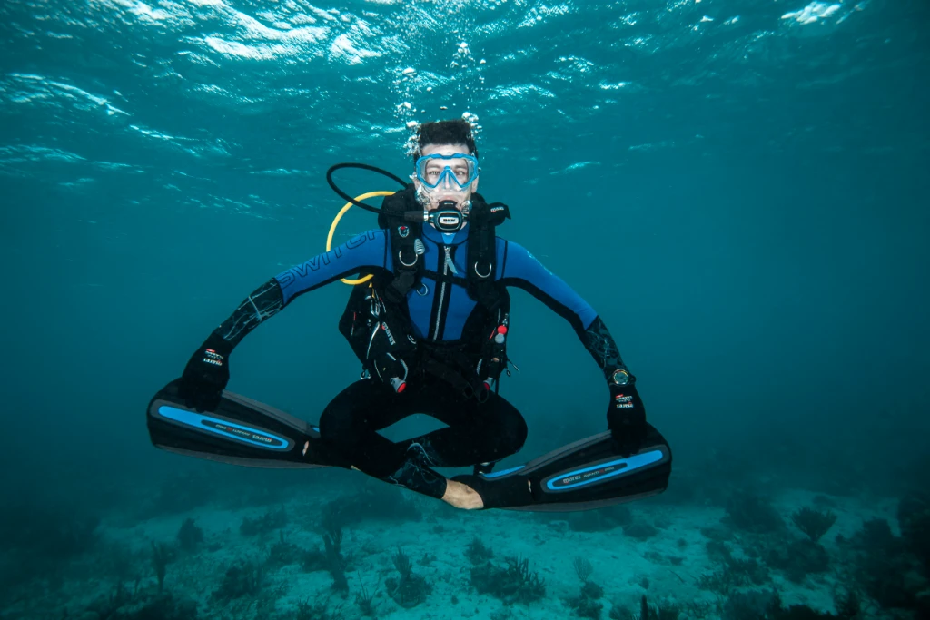 Taucher trainiert eine kontrollierte Tarierung im SSI Perfect Buoyancy Programm