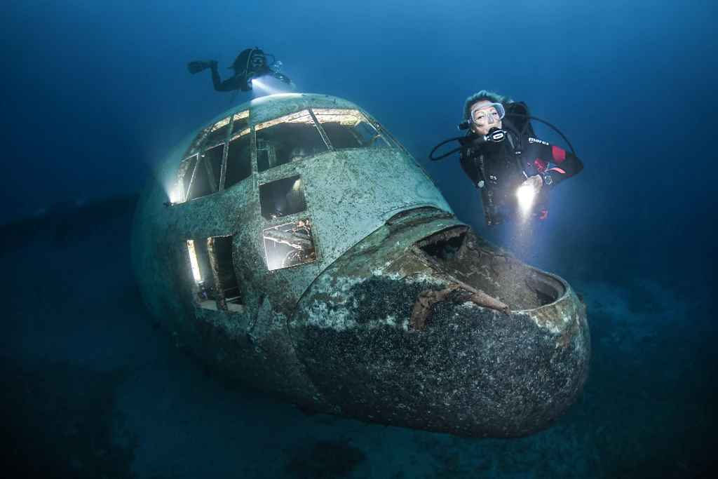 Taucher trainieren die Suche und Bergung eines Gegenstands unter Wasser