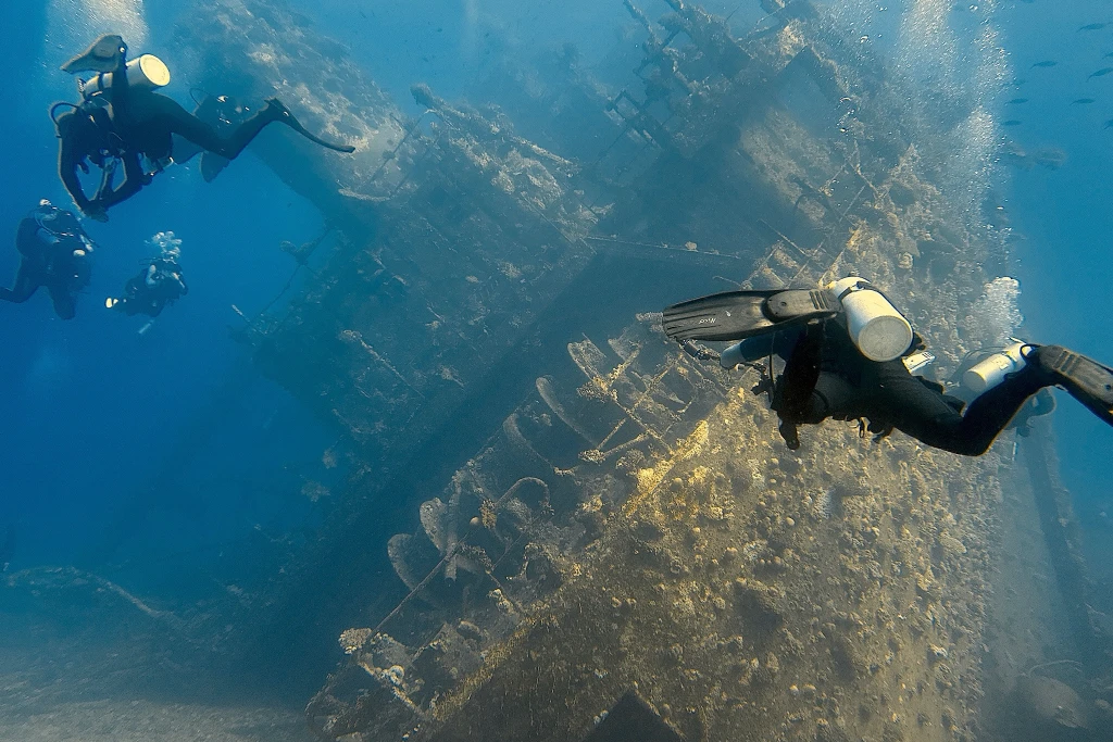 Taucher erkunden beim SSI Wreck Diving Specialty ein Wrack von au&szlig;en